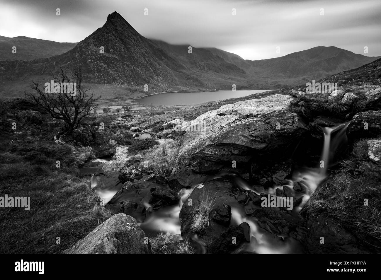 Spektakulären Sonnenaufgang über den majestätischen Berg Ogwen Valley und recognizasble Tryfan im Snowdonia National Park, Conwy, Wales beliebte Tanne zu Fuß Stockfoto