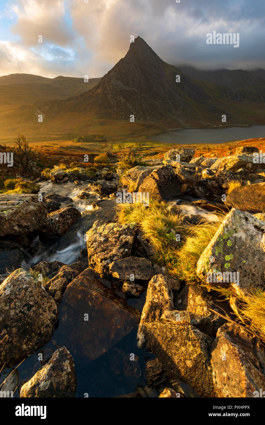 Spektakulären Sonnenaufgang über den majestätischen Berg Ogwen Valley und recognizasble Tryfan im Snowdonia National Park, Conwy, Wales beliebte Tanne zu Fuß Stockfoto