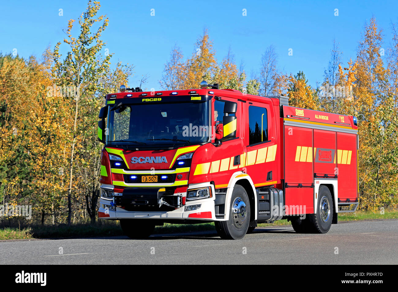 Turku, Finnland - 19. Oktober 18: Scania P370 Doppelkabine fire truck Lichter an. Scania komplettiert seine Lkw-Generation mit Palette des städtischen Verkehrs Lösungen Stockfoto