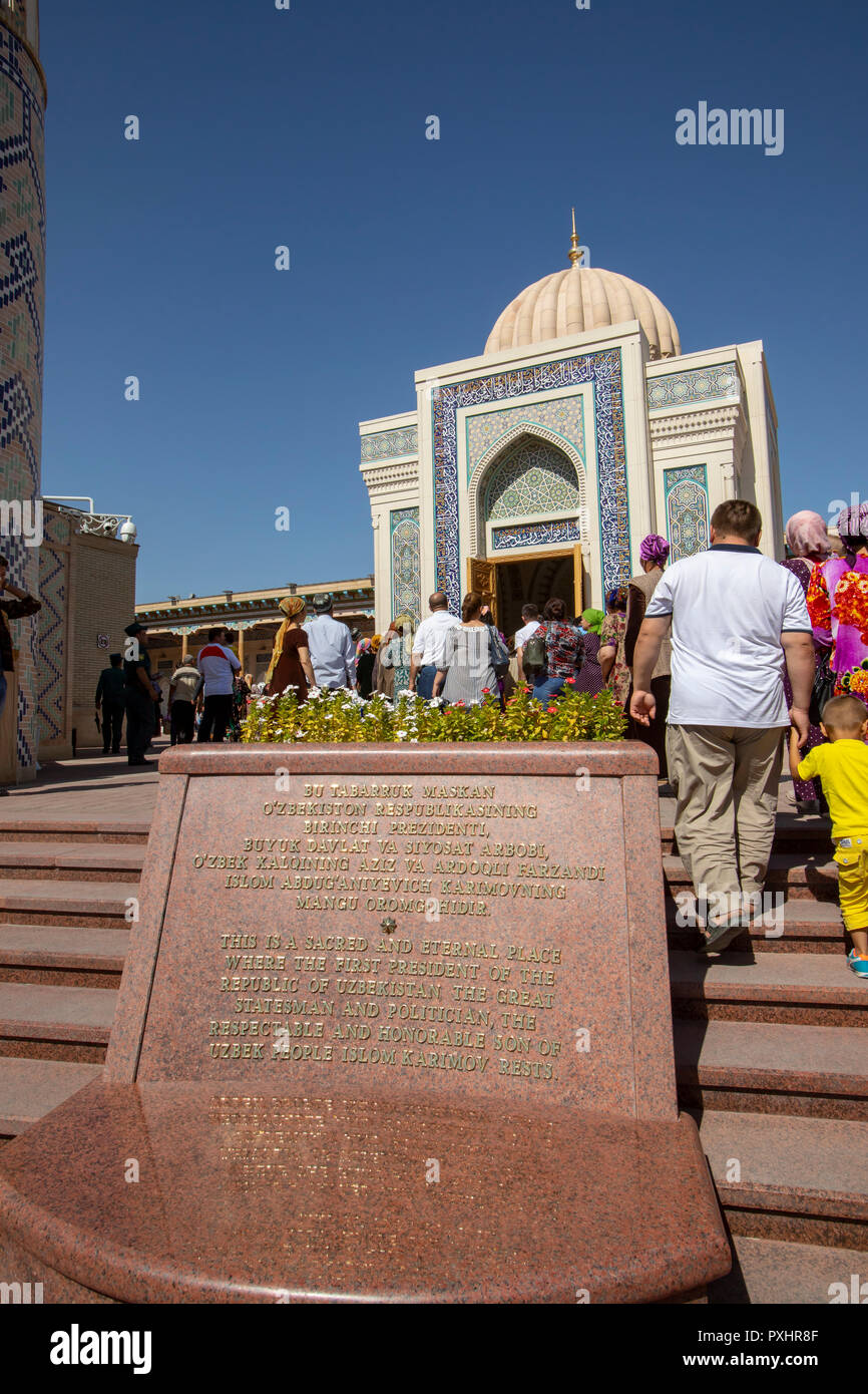 Samarkand, Usbekistan - September 25, 2108: Touristen, Grab von Islom Karimov, erster Präsident der Republik Usbekistan, Samarkand, U Stockfoto