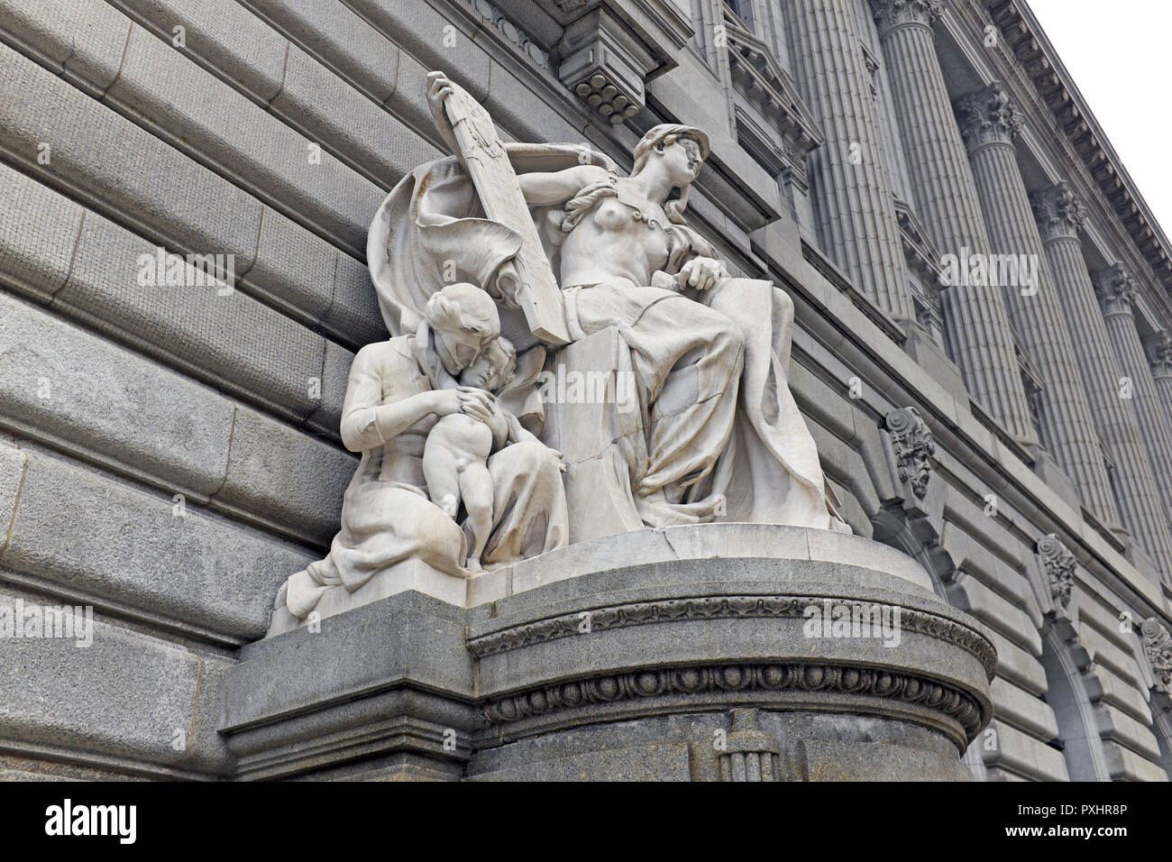 Die sculputure der 'Rechtsprechung' ruht auf einem Marmorsockel außerhalb des Howard M. Metzenbaum US-Gericht in der Innenstadt von Cleveland, Ohio, USA. Stockfoto