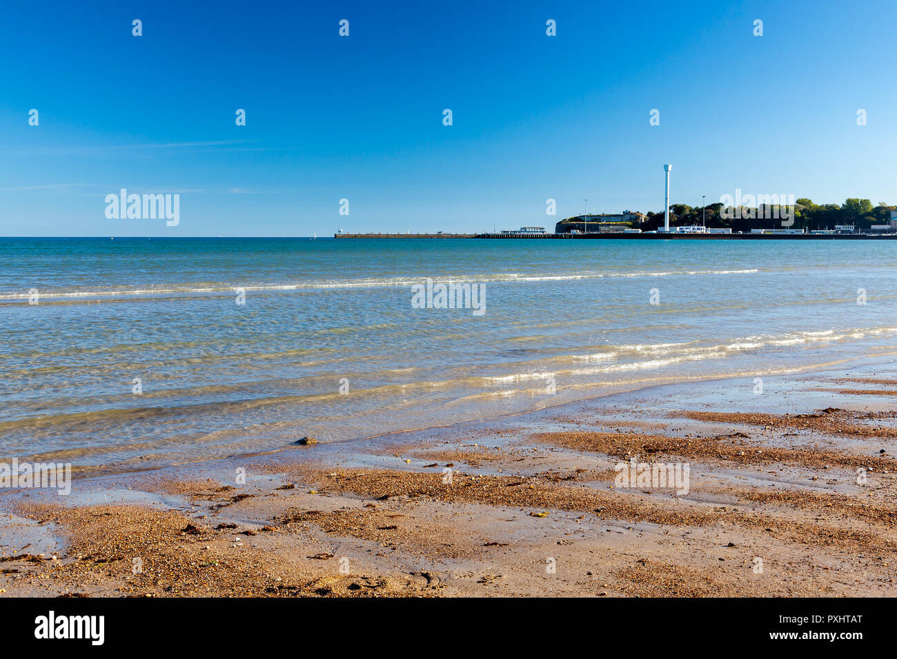 Strahlend blauer Himmel am Strand von Weymouth Dorset England UK Europa Stockfoto