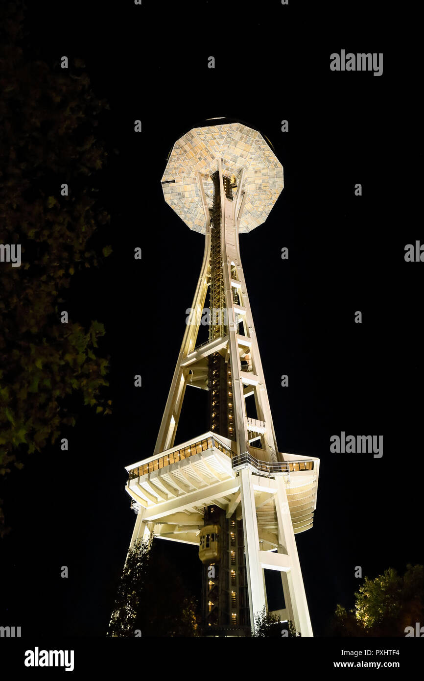 Nacht Blick auf die Space Needle in Seattle Washington vom Boden Stockfoto