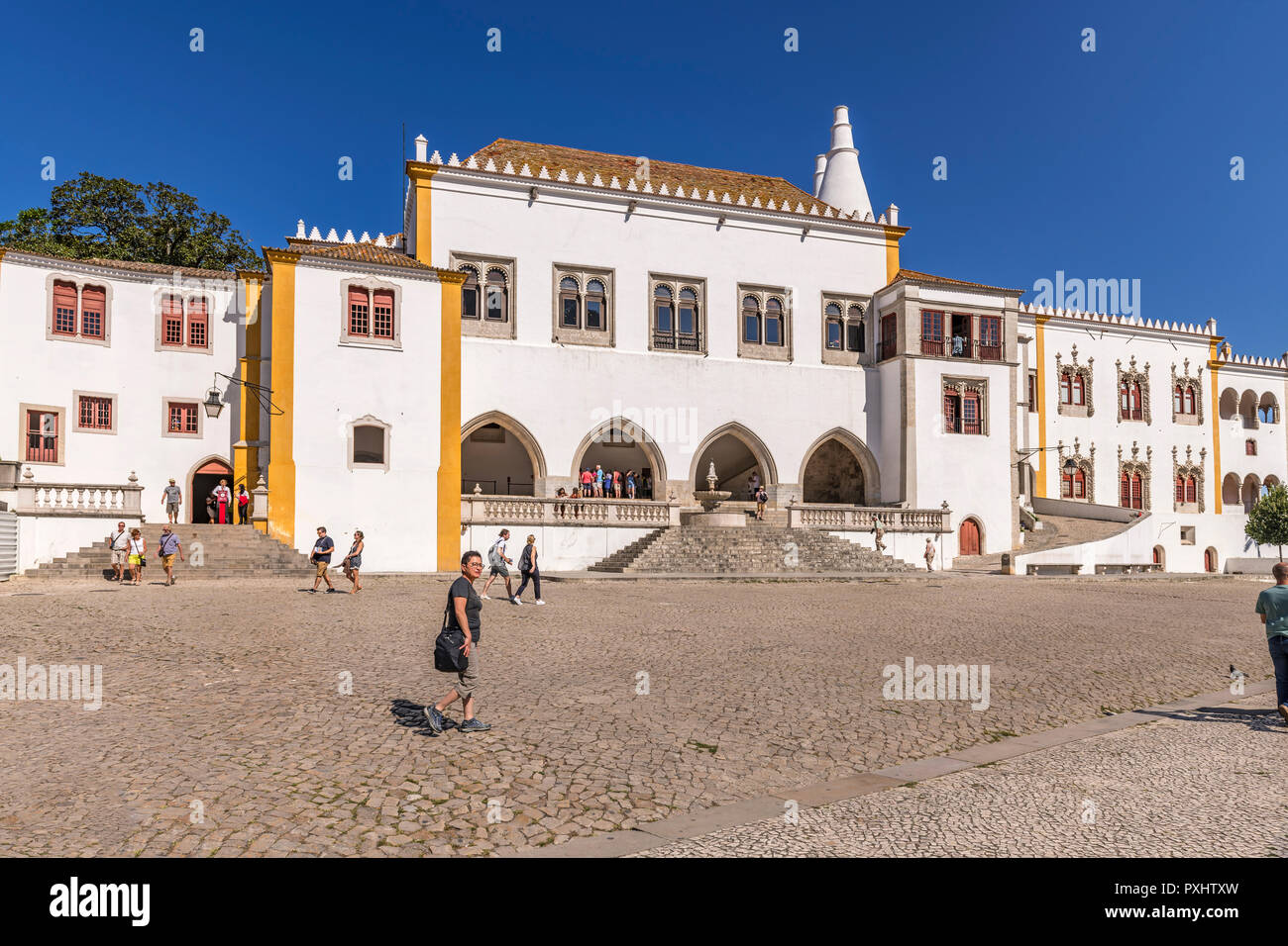 Touristen rund um den königlichen Palast, Sintra, Portugal Stockfoto
