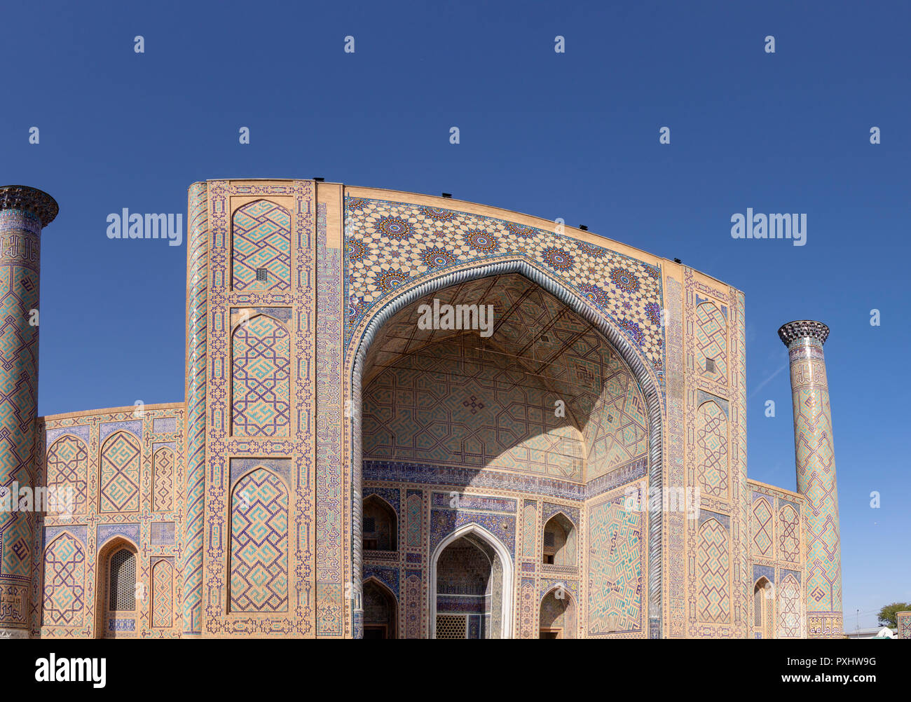 Eingang zur Madrasa Ulug Beg an der Registan in Samarkand, Usbekistan. Stockfoto