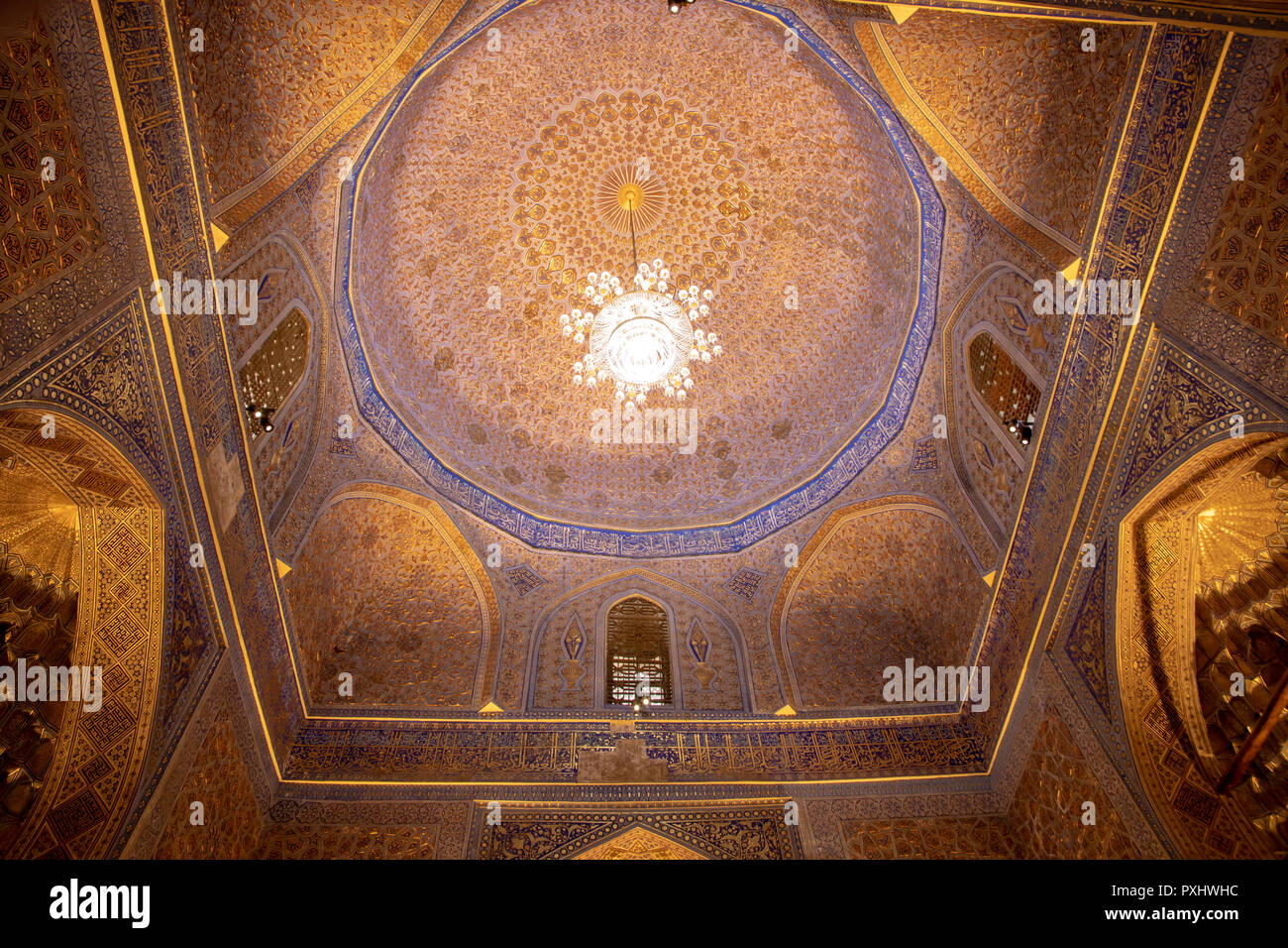 Die Farben Gold und Blau geschnitzten und bemalten Kuppel Innenraum an tamerlane oder Timur Grabstätte, Gur Emir, in Samarkand, Usbekistan. Stockfoto