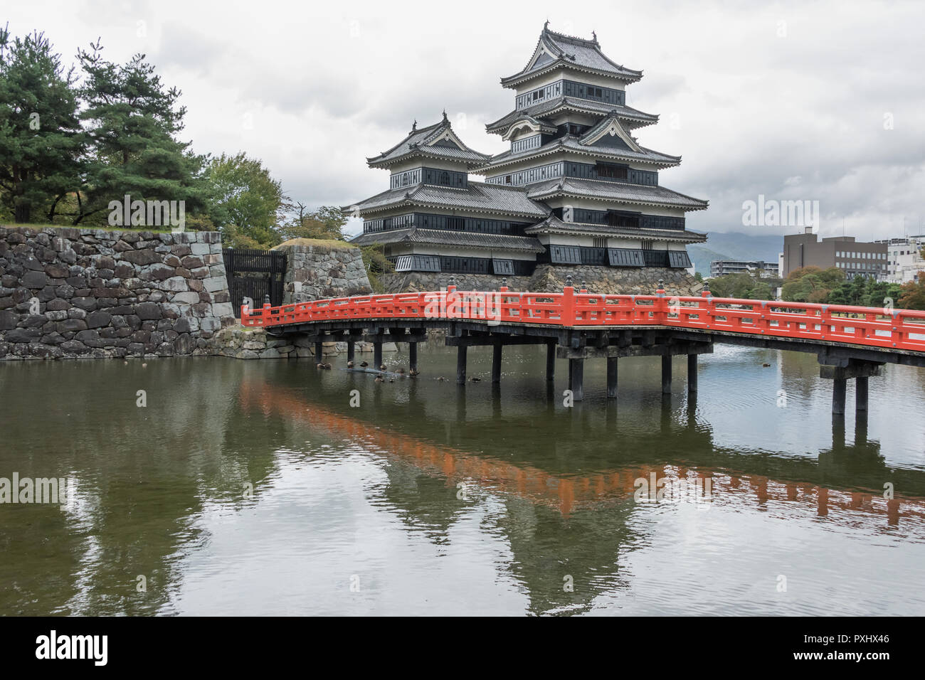 Uzumbashi Brücke, Enten und Schloß Matsumoto, Nagano, Japan Stockfoto
