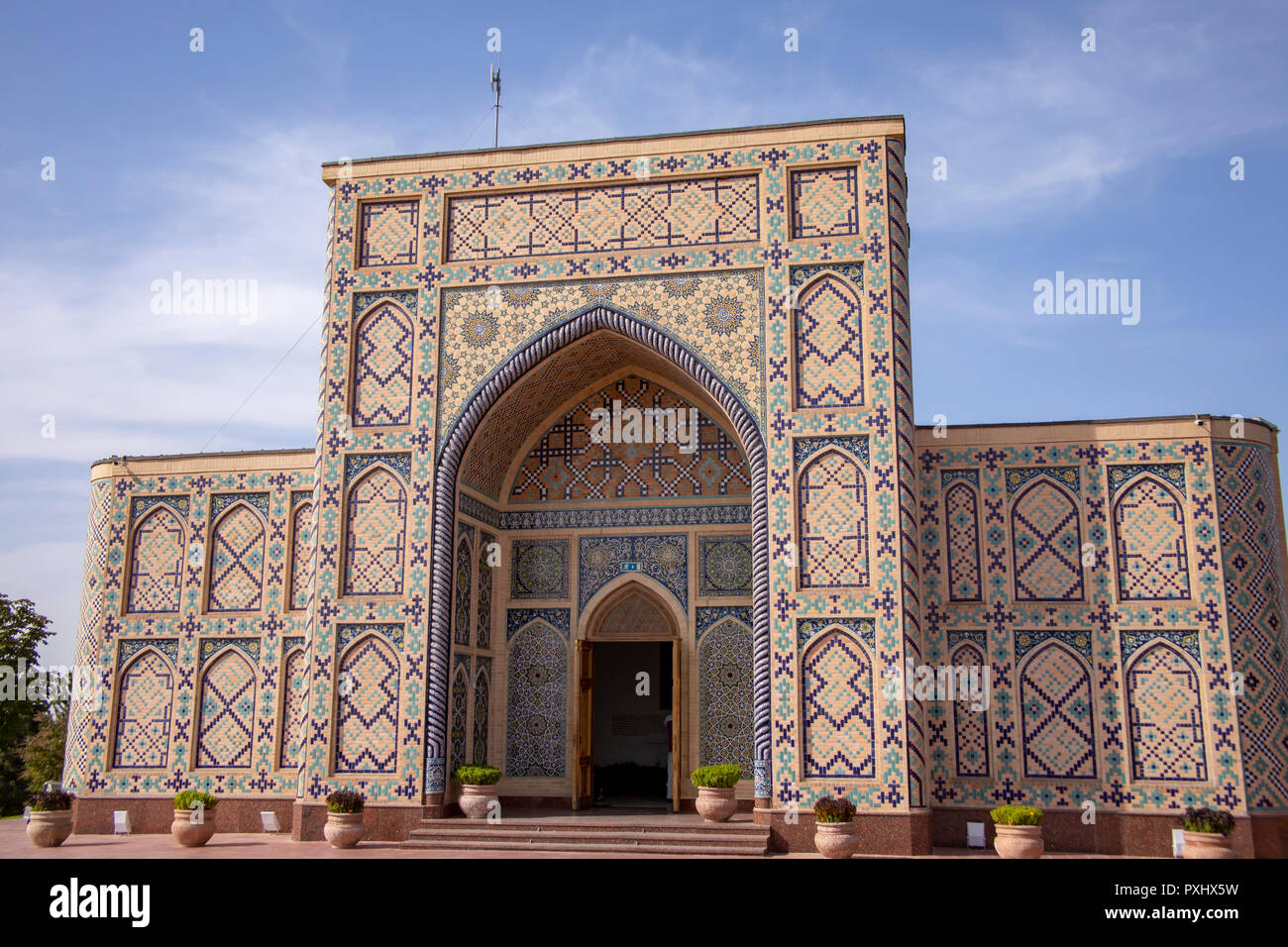 Blaue Mosaikfliesen auf Mirzo Ulugbek Komplex in Samarkand, Usbekistan. Stockfoto