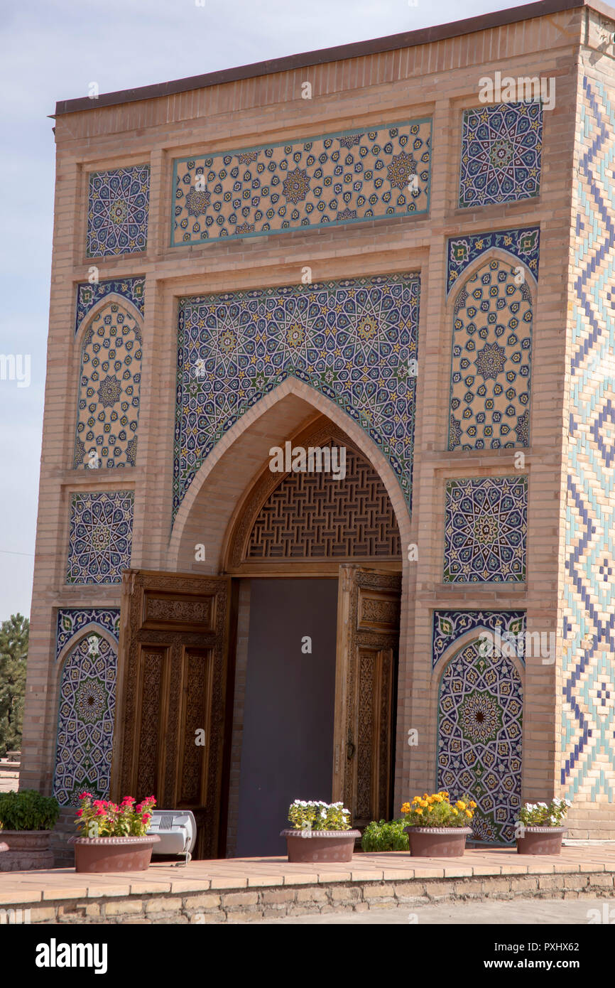 Eingang mit blauen Fliesen Mosaik zu Mirzo Ulugbek Komplex in Samarkand, Usbekistan. Stockfoto
