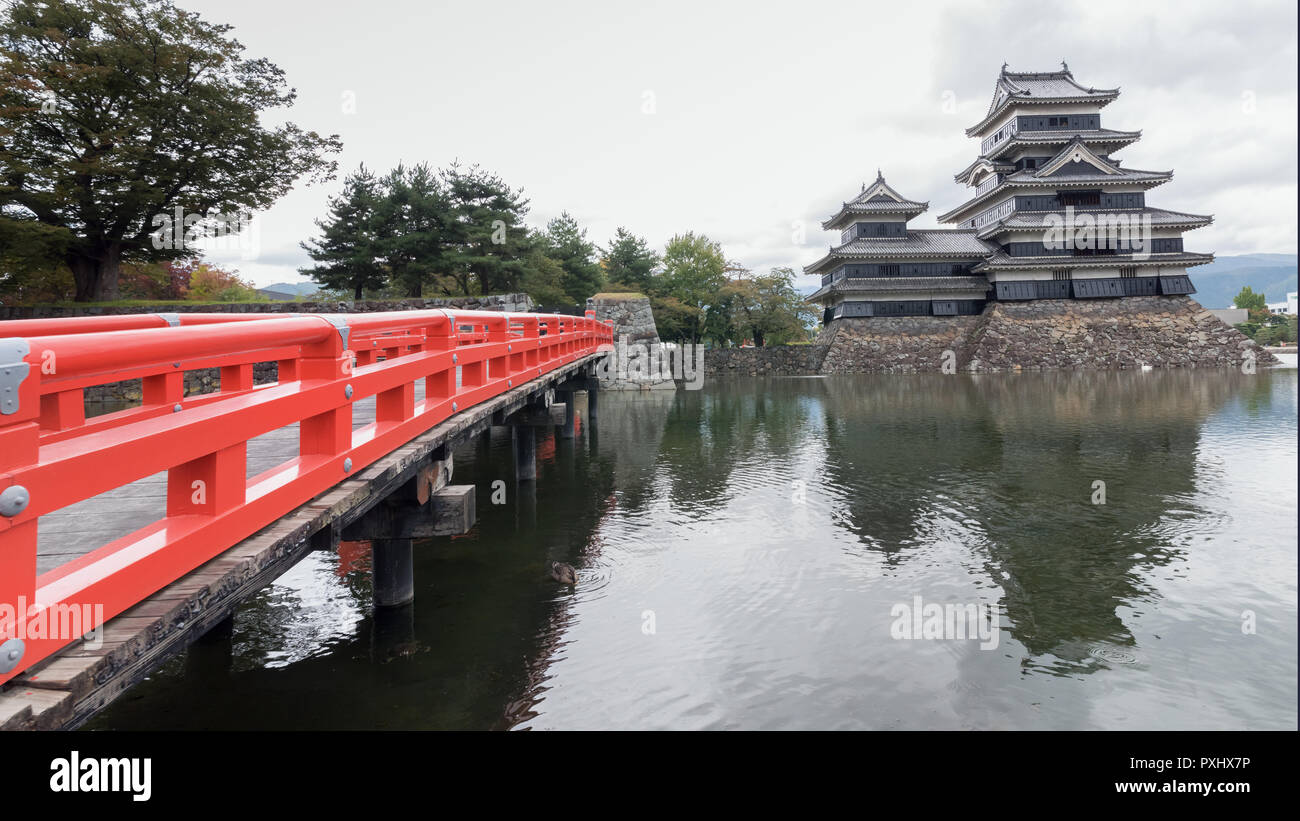 Uzumibashi (rote Brücke) zum Schloß Matsumoto, Nagano, Japan Stockfoto