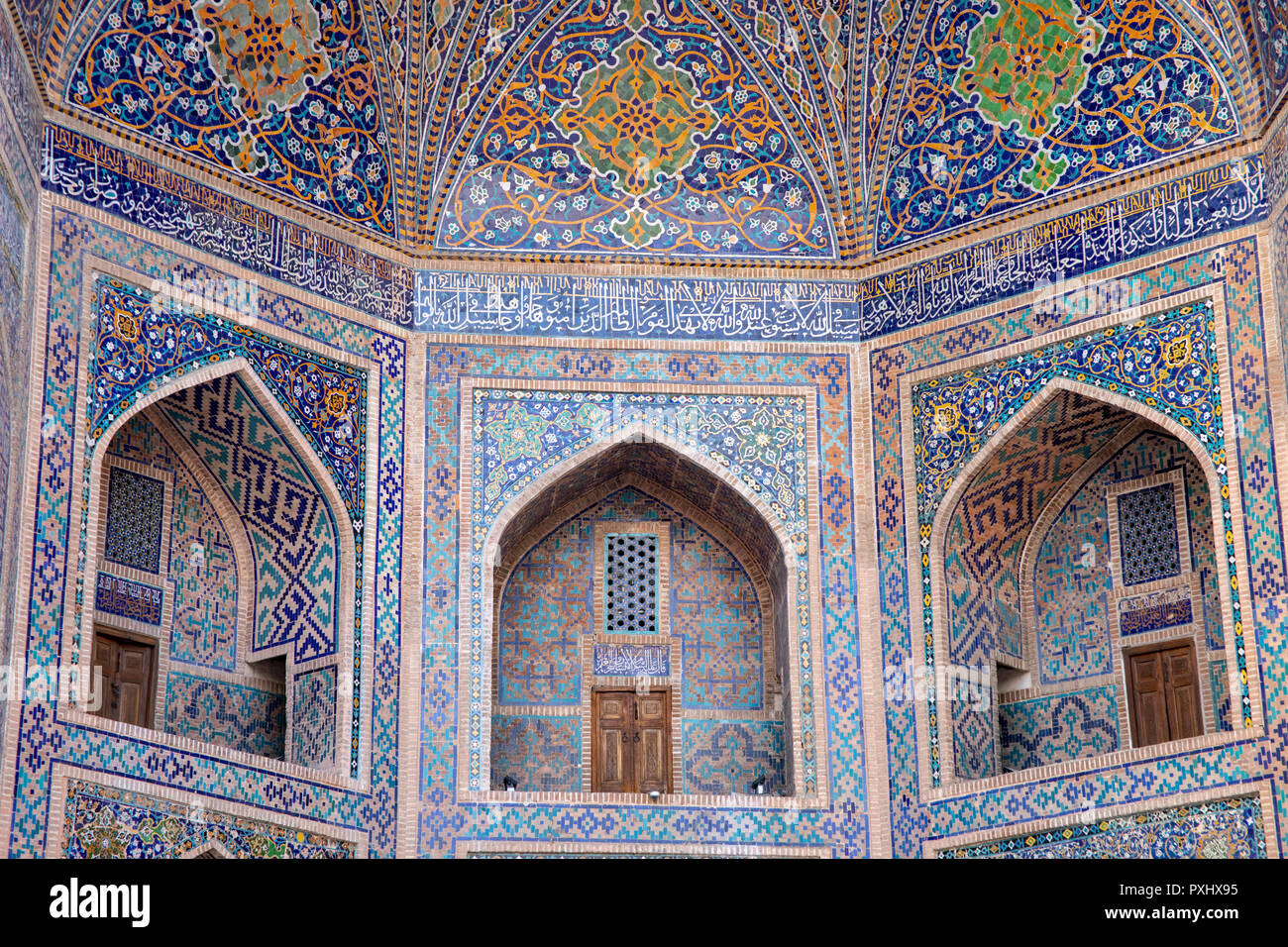 Details von bunten Mosaikfliesen auf äußere Der MADRASA an der Registan in Samarkand, Usbekistan. Stockfoto