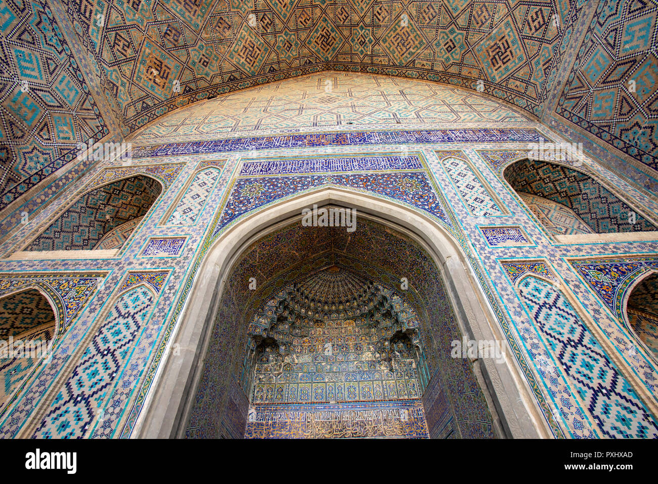 Nahaufnahme von Mosaikfliesen auf der Vorderseite der Architektur an der Registan Ensemble in Samarkand, Usbekistan. Stockfoto