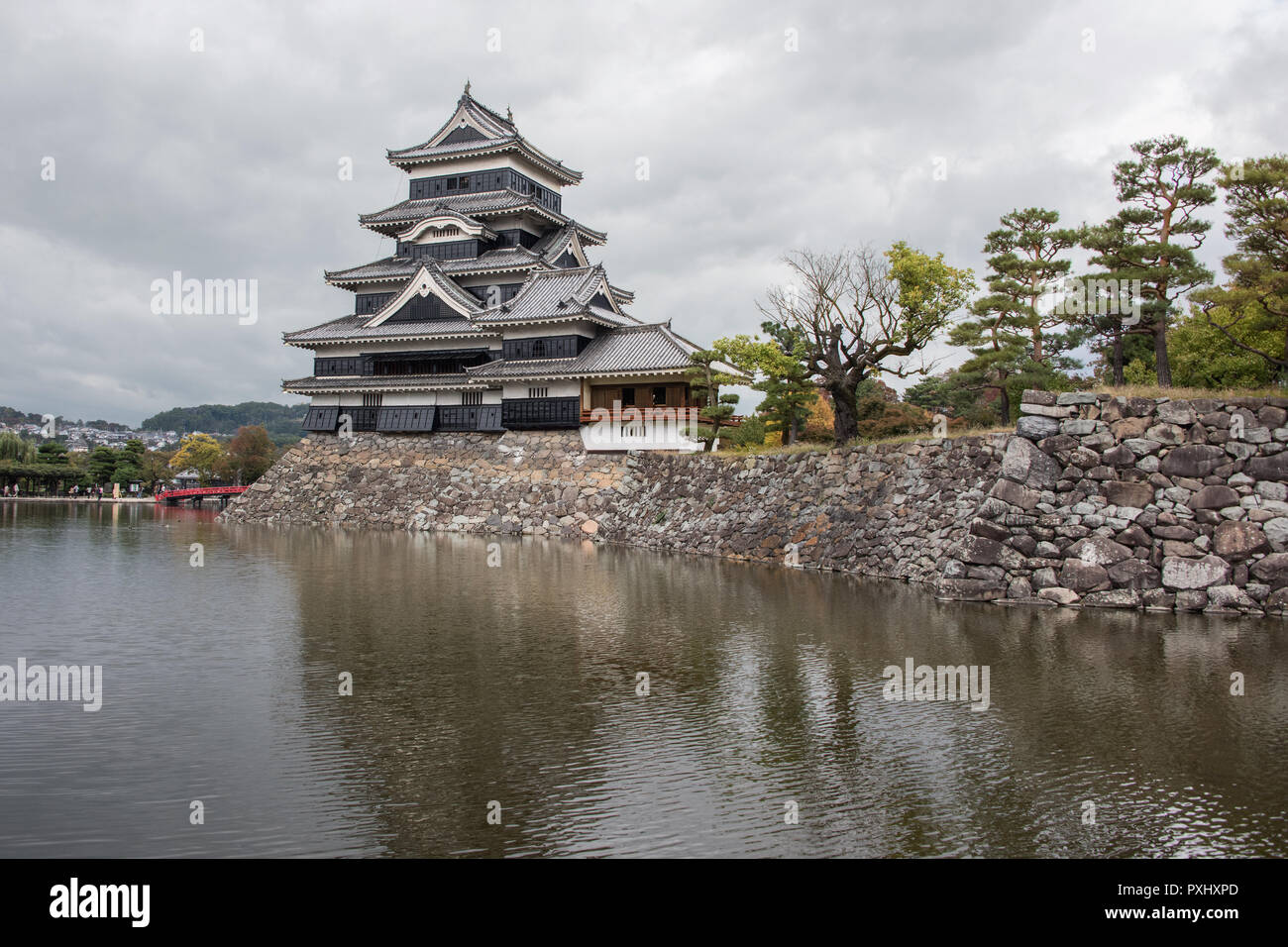 Schloß Matsumoto mit inneren Burggraben und Uzumibashi, Nagano, Japan Stockfoto