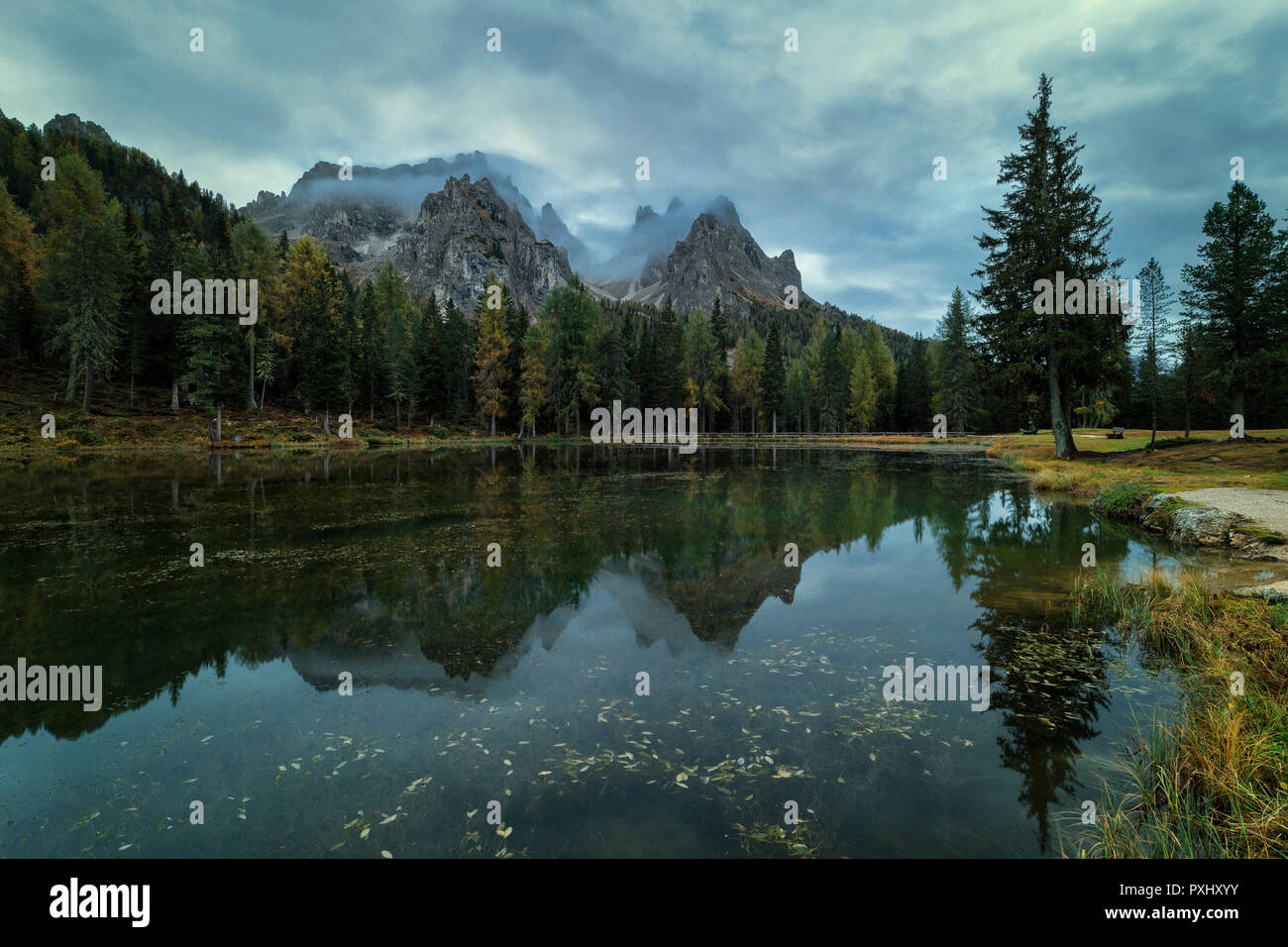 Bewölkt morgen am Morgen Antorno See, warmen Farben und schönen Reflexion. Italien, Europa Stockfoto