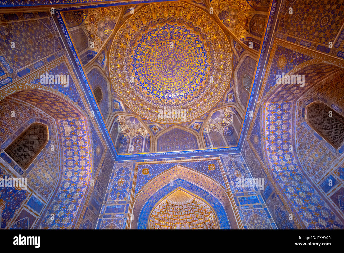 Details zu Blue geschnitzte und bemalte Innere der Fliese Karl Madrasa in der Registan in Samarkand, Usbekistan. Stockfoto