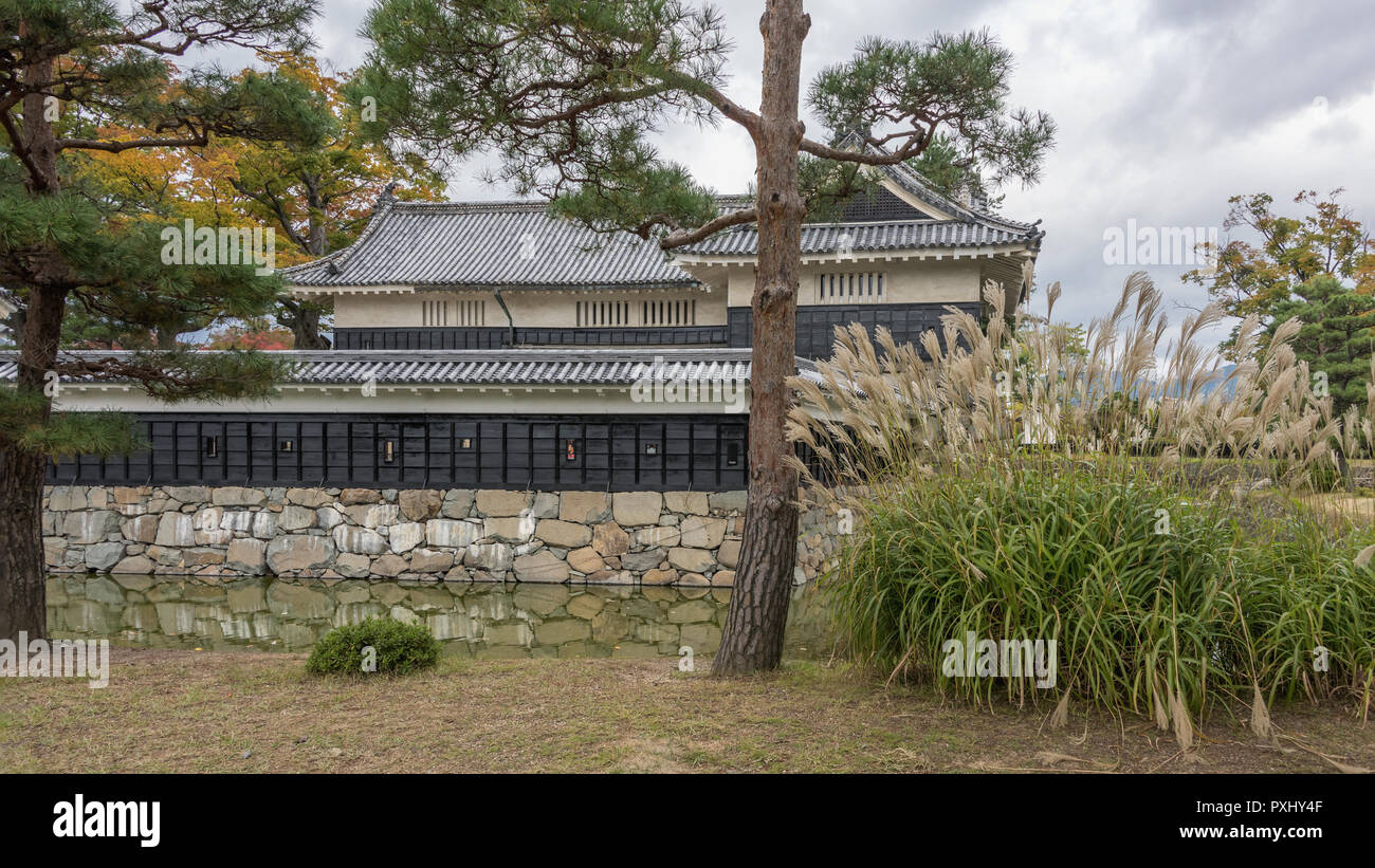 Schloß Matsumoto (schwarze Krähe), Kurumon und graben, Nagano, Japan Stockfoto