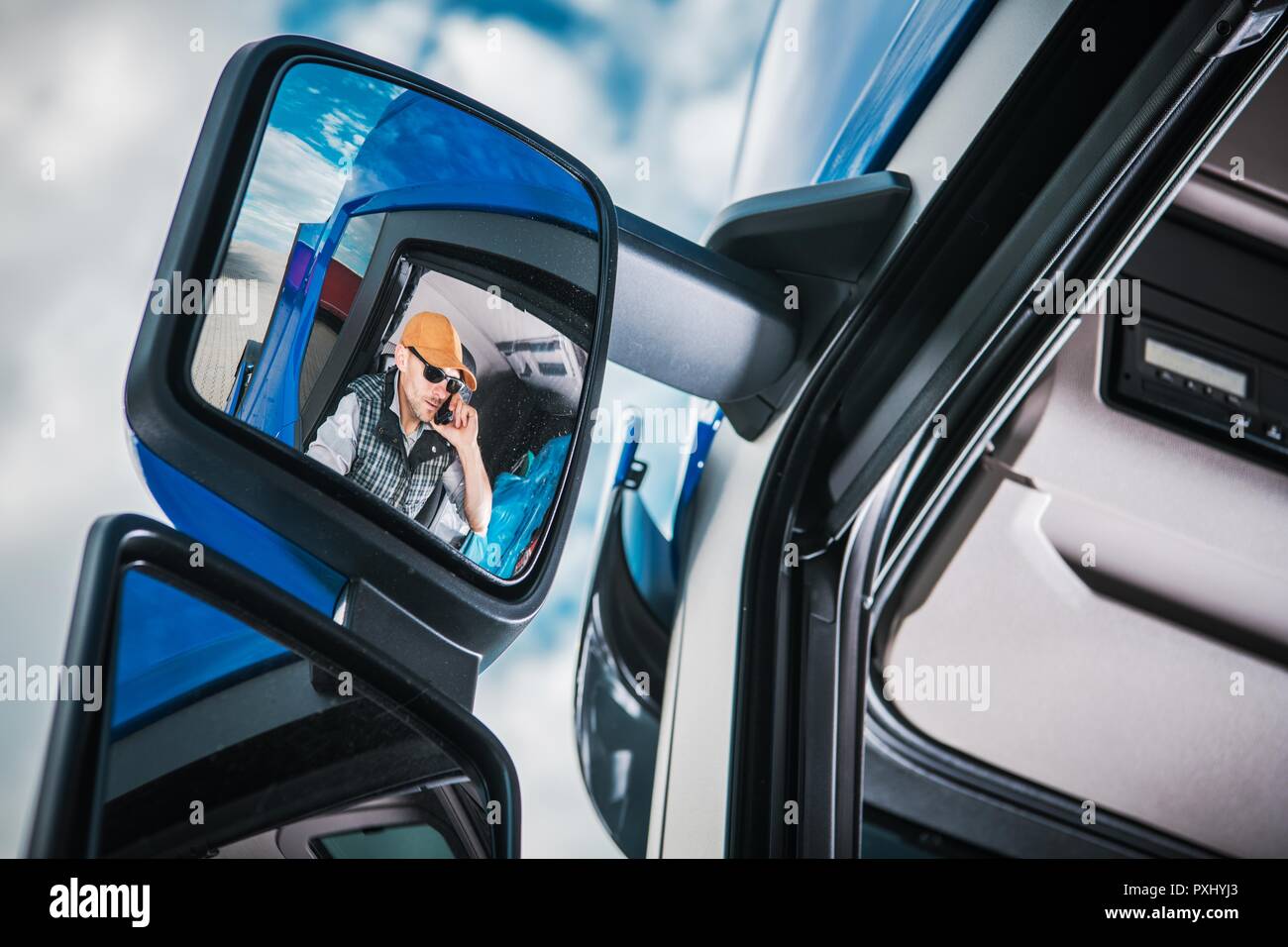 Lkw-Fahrer im Fahrzeug Spiegel. Kaukasische Trucker, Anruf zu Dispatcher Stockfoto