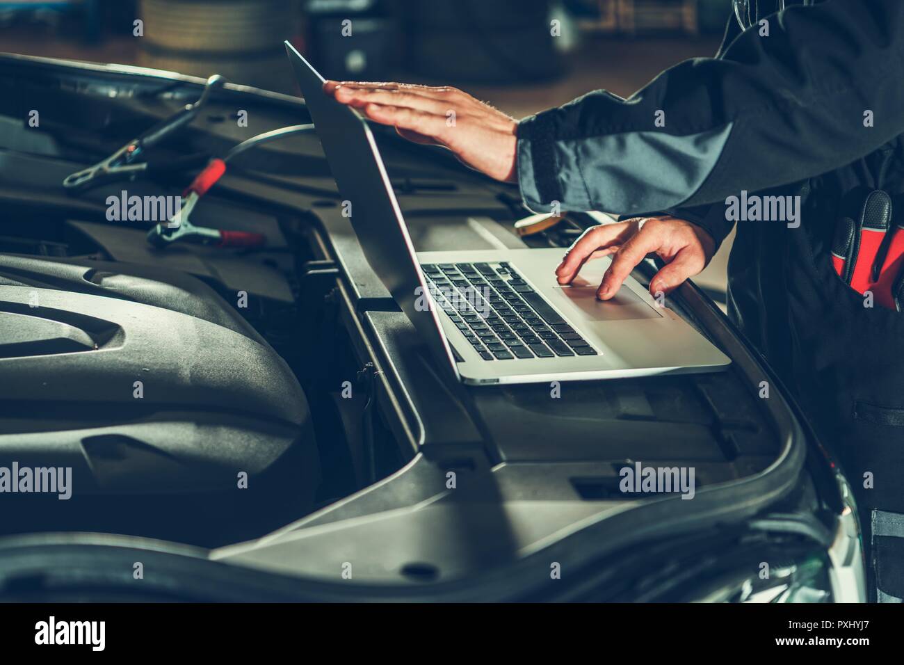 Computer Checkup Fahrzeug und Motor Software Update von professionellen Auto Service Techniker. Edv-Automotive Systems. Stockfoto