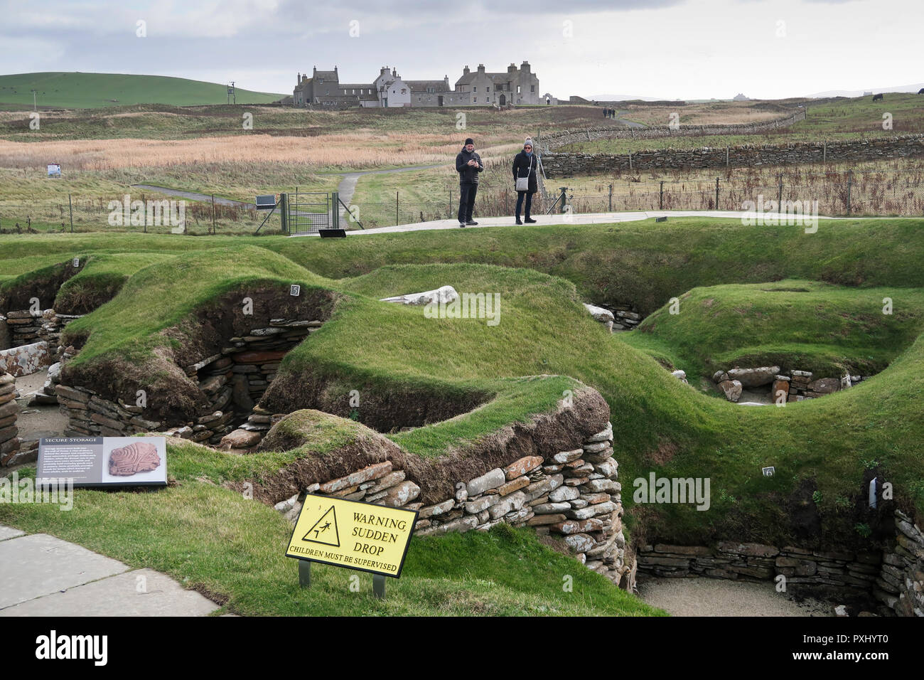 Besucher in Skara Brae historical site Orkney Stockfoto
