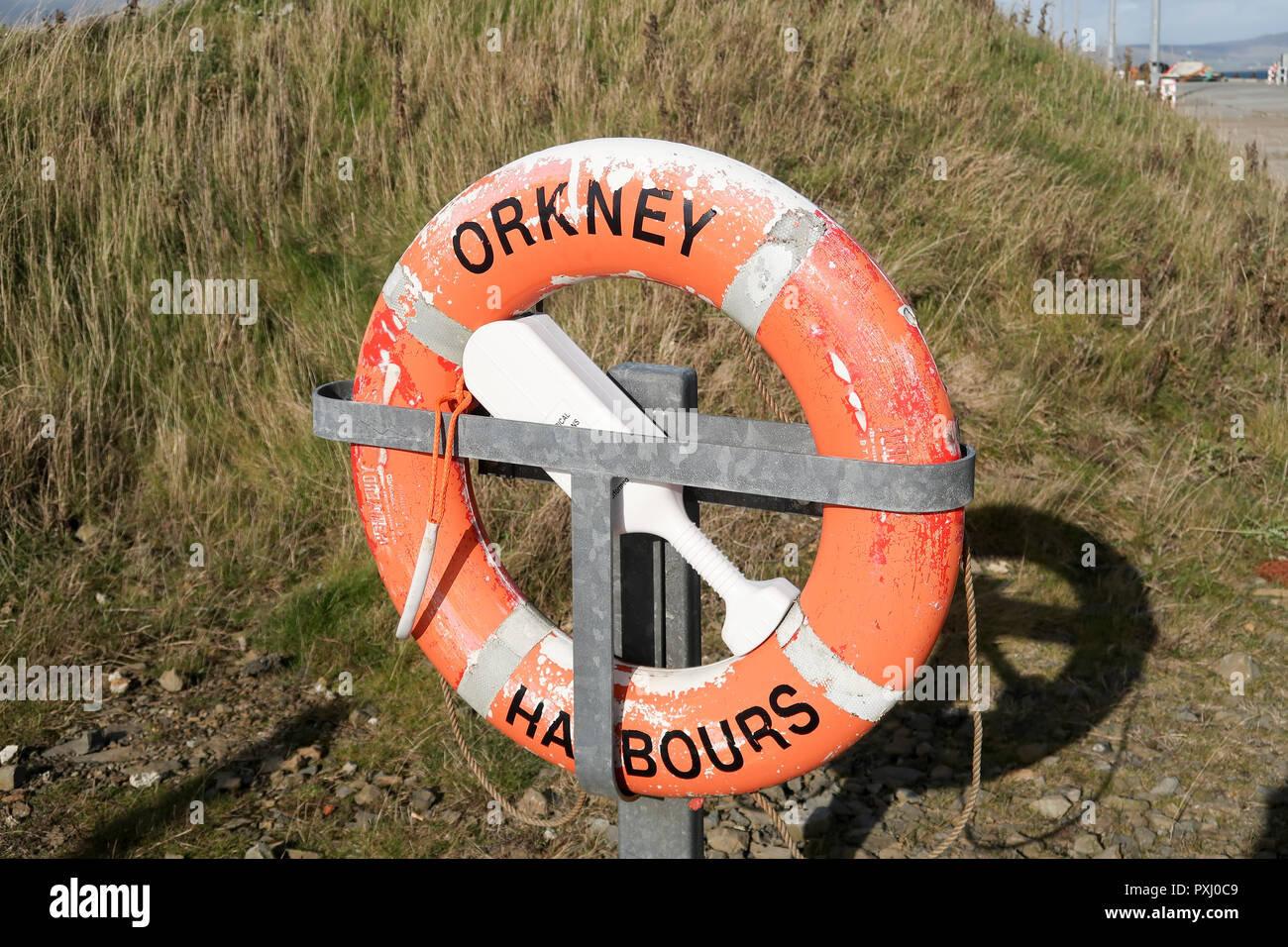 Rettungsgurt am Orkney Harbour Stockfoto