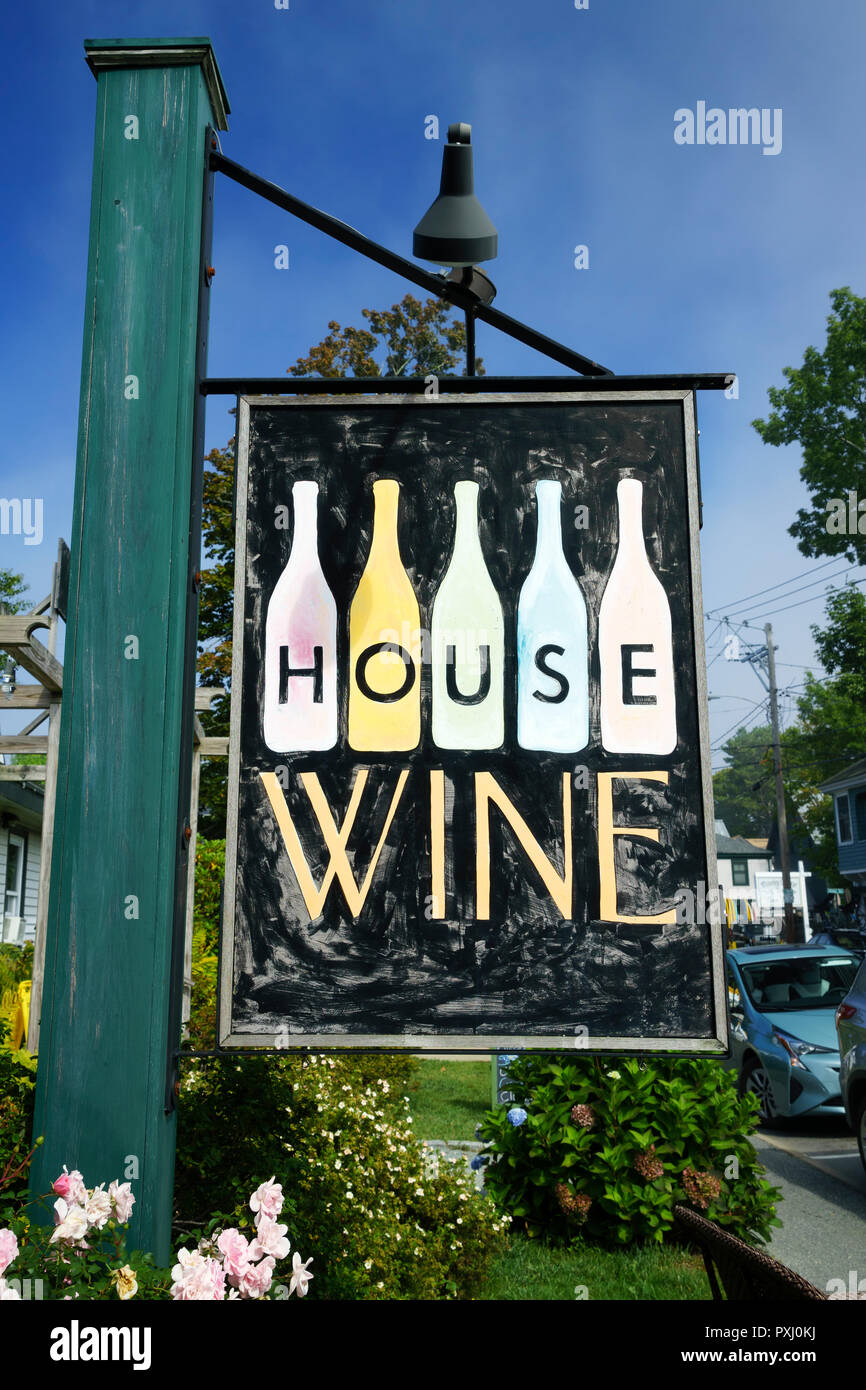 Hängenden Holzschild für Haus Wein, ein Wein, Käse und Bier shop in Bar Harbor, Maine, USA. Stockfoto