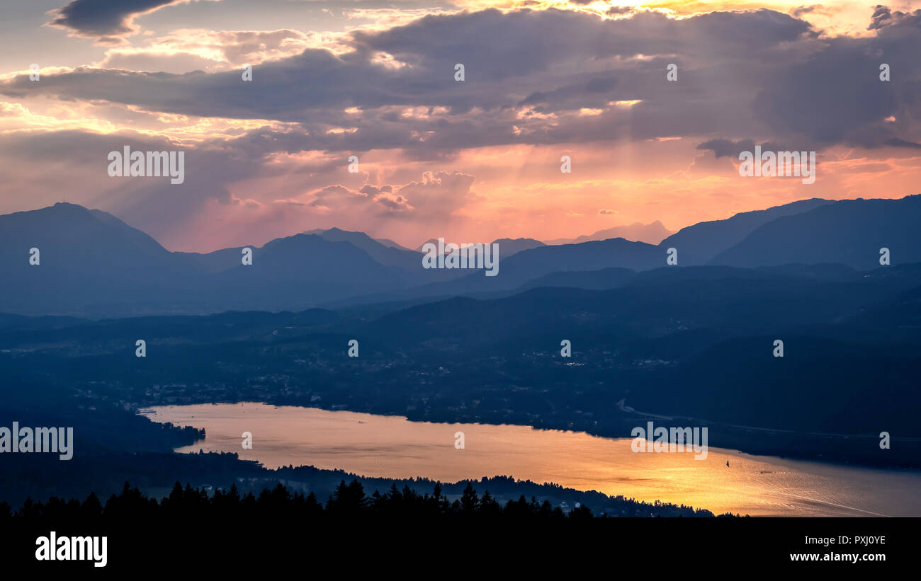 Abendlicher Blick vom Aussichtsturm Pyramidenkogel auf Berge und Wörthersee, Kärnten, Österreich Stockfoto