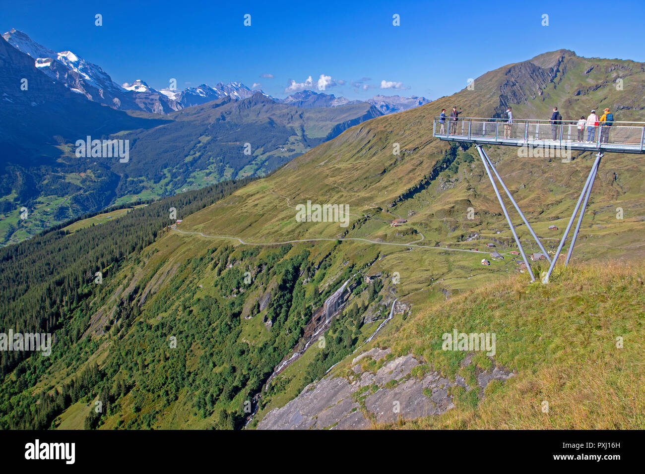 Die erste Klippe gehen, ein Metall Gehweg zu den Klippen oberhalb Grindelwald verschraubt Stockfoto