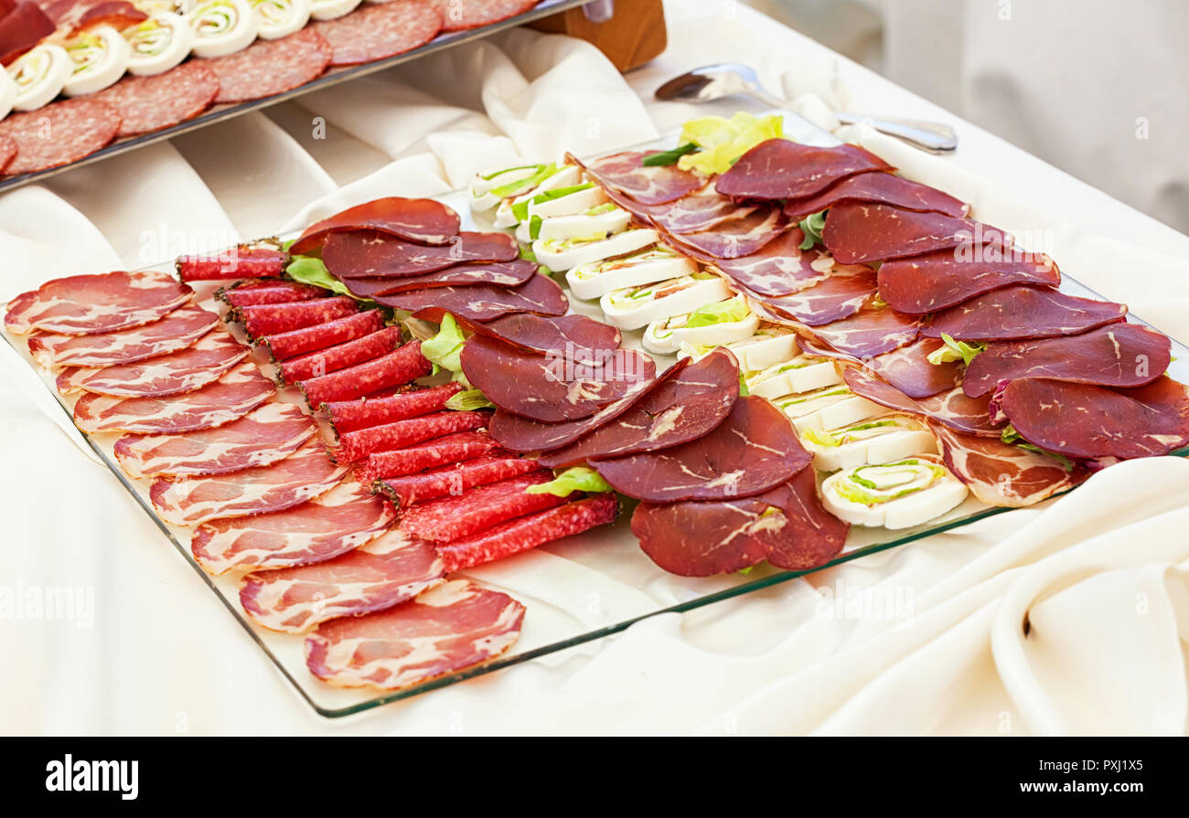 Fächer mit gemischten Salami und Mozzarella, Hochzeit Buffet. Stockfoto