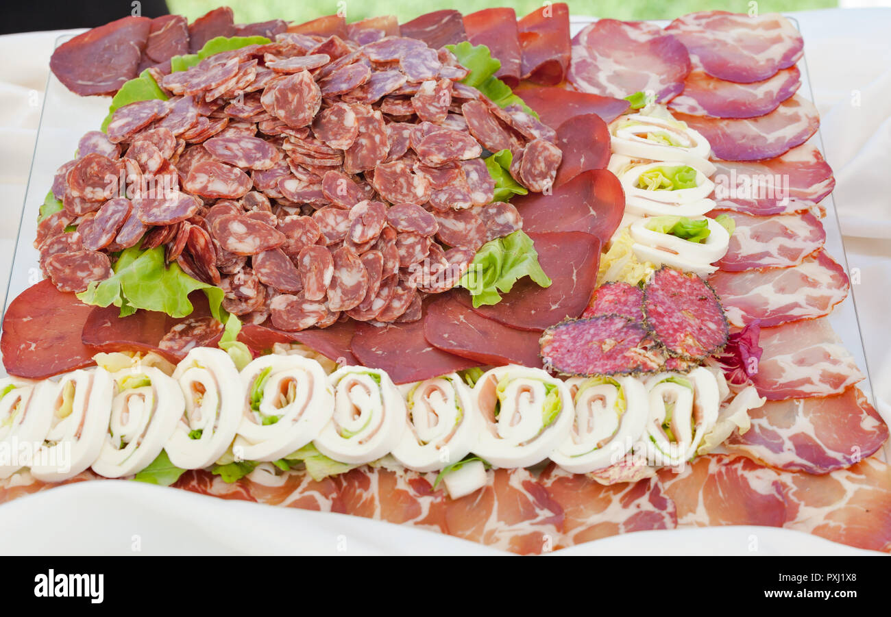 Fächer mit gemischten Salami und Mozzarella, Hochzeit Buffet. Stockfoto