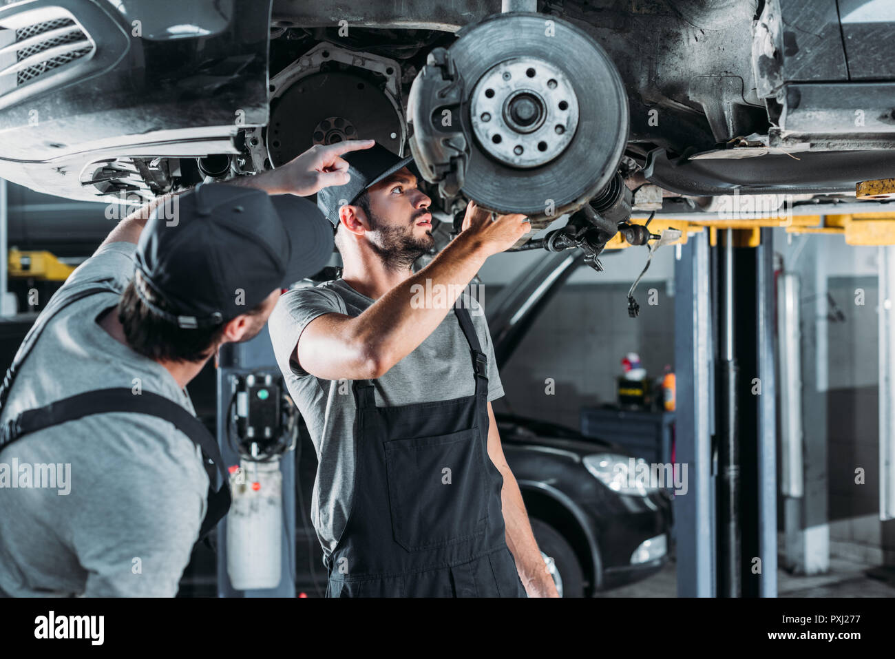 Auto Mechanik Reparatur Auto ohne Lenkrad in der Werkstatt Stockfotografie  - Alamy
