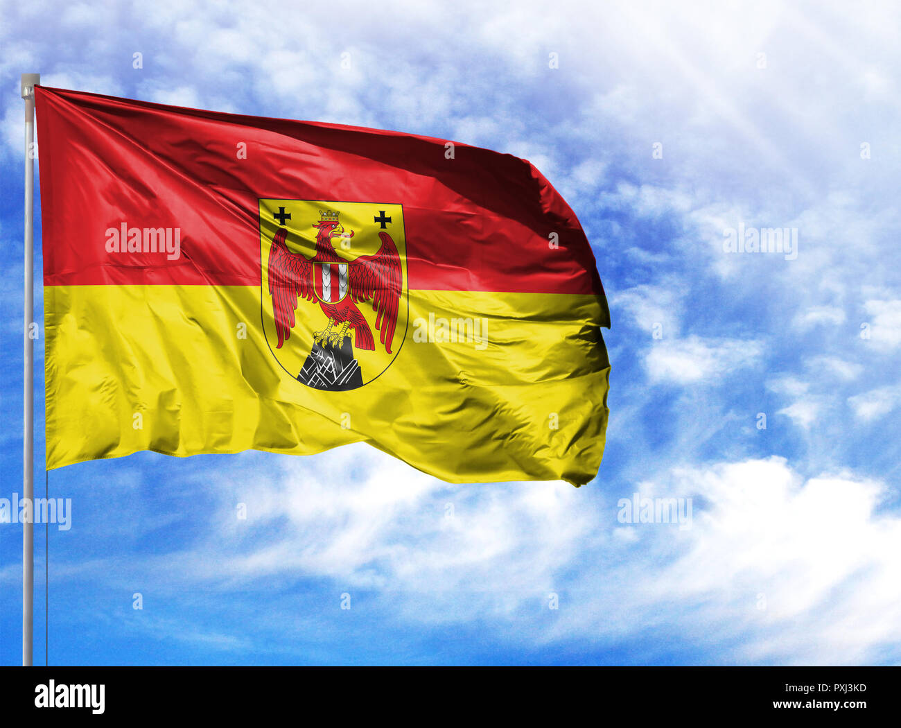 Nationalflagge von Burgenland auf einem Fahnenmast vor blauem Himmel. Stockfoto