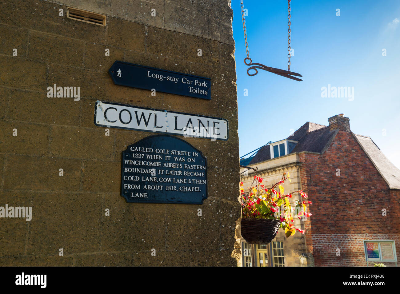 Eine der vielen Winchcombe Tafeln erläutern die Geschichte der Cotswold town Stockfoto
