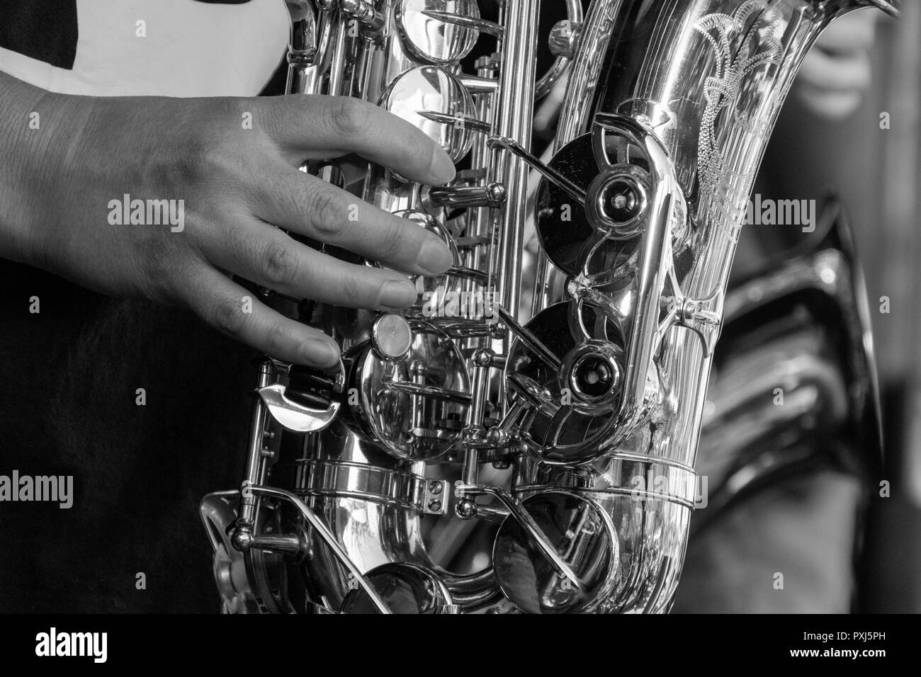 Messing Schüler: Schwarz und Weiß, Nahaufnahme Detail einer Saxophonist, Schlüssel und Finger an seine Spieler. Stockfoto