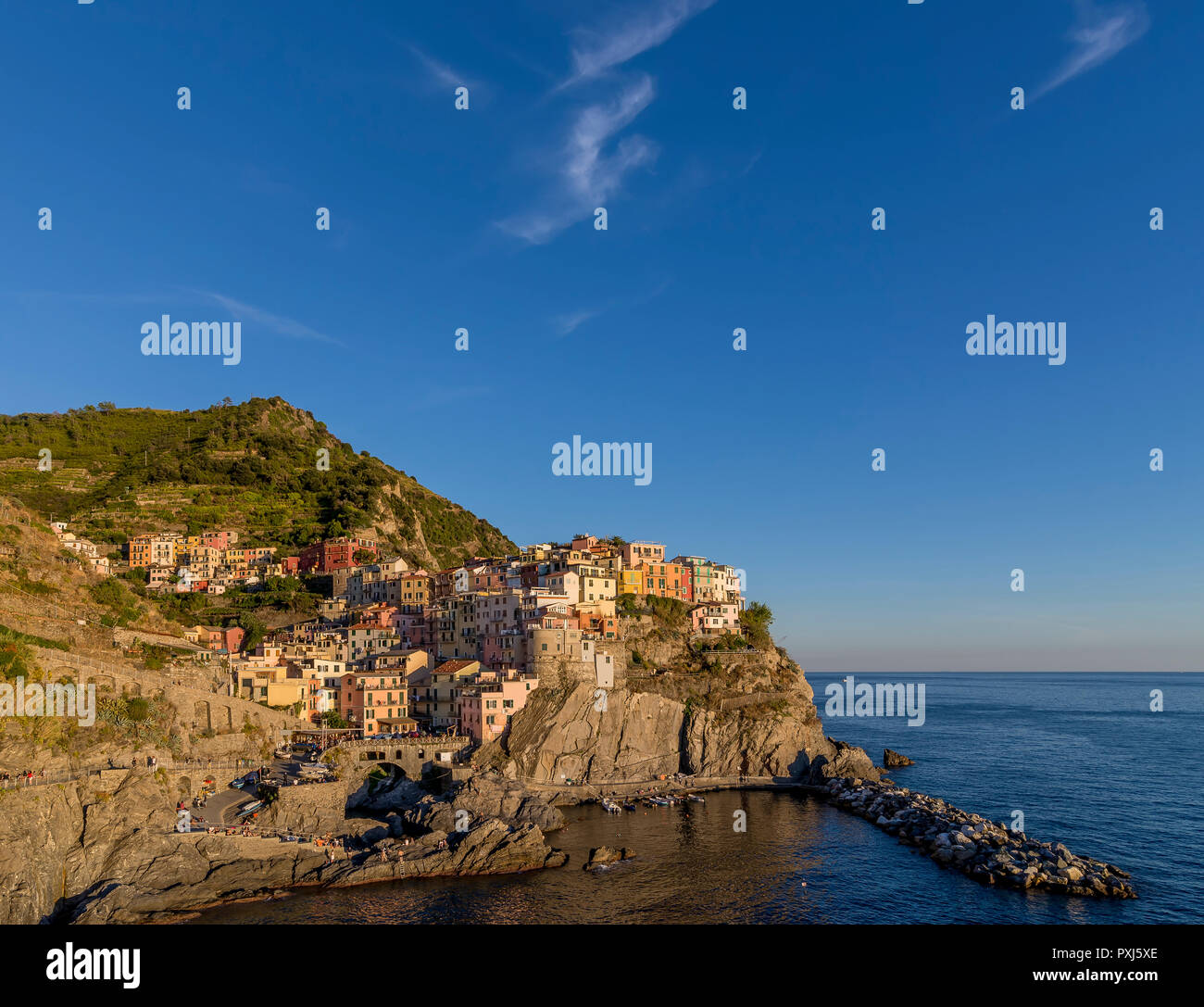 Manarola, die von der untergehenden Sonne beleuchtete, Cinque Terre, Ligurien, Italien Stockfoto