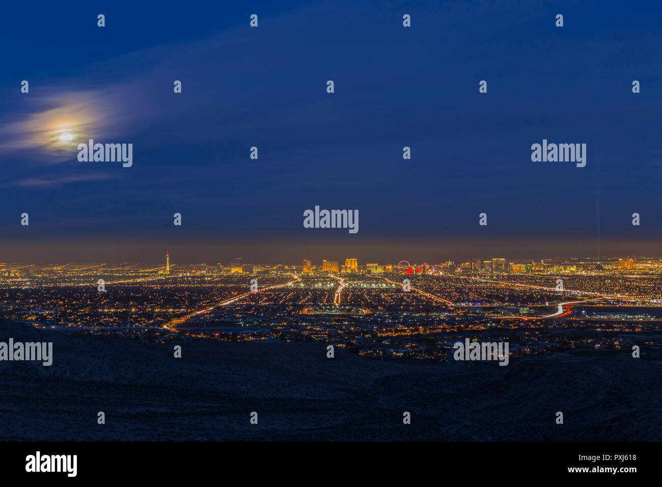 Las Vegas Nevada Vollmond am frühen Abend Stadtbild Skyline. Stockfoto