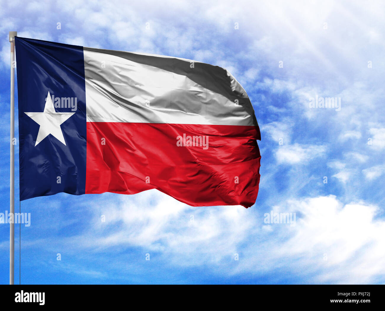 Flagge Texas an einem Fahnenmast vor blauem Himmel. Stockfoto