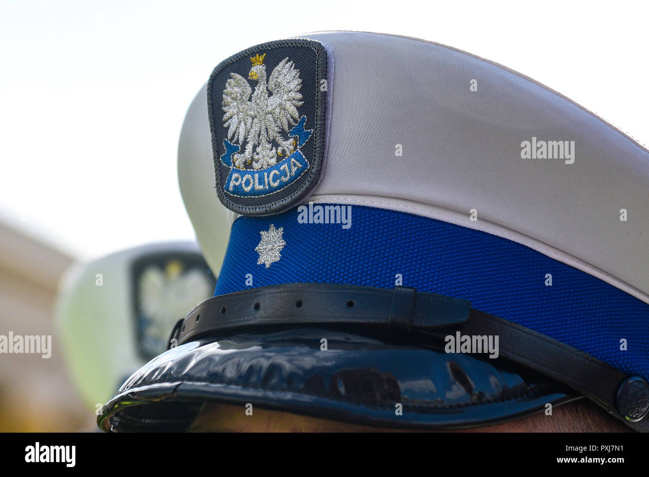 Die Polizei hat mit dem polnischen Wappen von White Eagle und der Polizei melden. Stockfoto