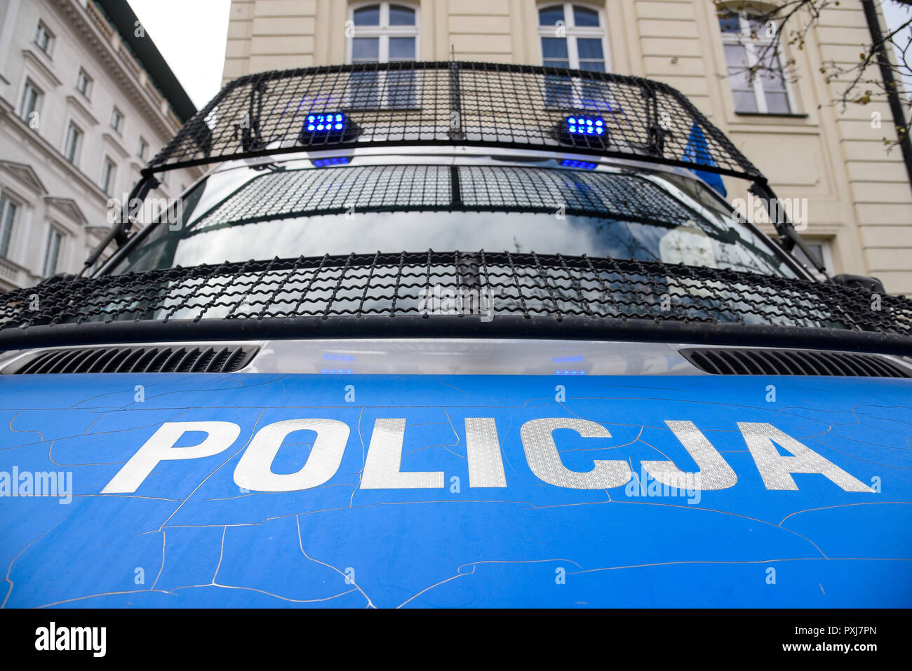 Polizei Auto verzichtet mit großen Zeichen. Stockfoto