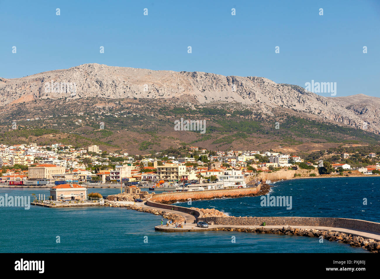 Insel Chios, Griechenland. Blick auf den Hafen (teilweise) und von der Stadt Chios, von Bord eines Schiffes. Stockfoto