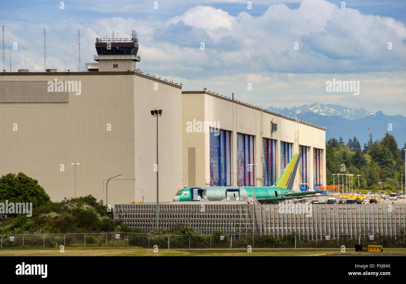 EVERETT, Washington State, USA - Juni 2018: Die massive Flugzeug Montagehalle an der Boeing in Everett. Eine neue, unbemalt, Jet ist vor Stockfoto