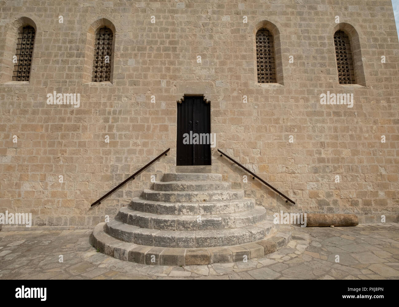 Schritte und seitliche Eingangstür zur Basilika in Agios Neophytos Kloster, in der Nähe von Tala, Paphos, Zypern. Stockfoto