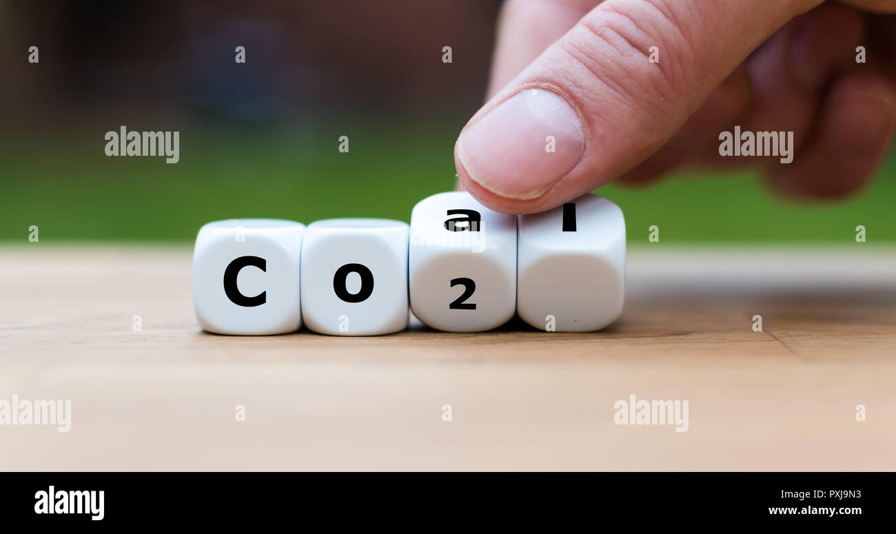 Hand dreht, Würfel und Änderungen das Wort Kohle CO2 Stockfoto
