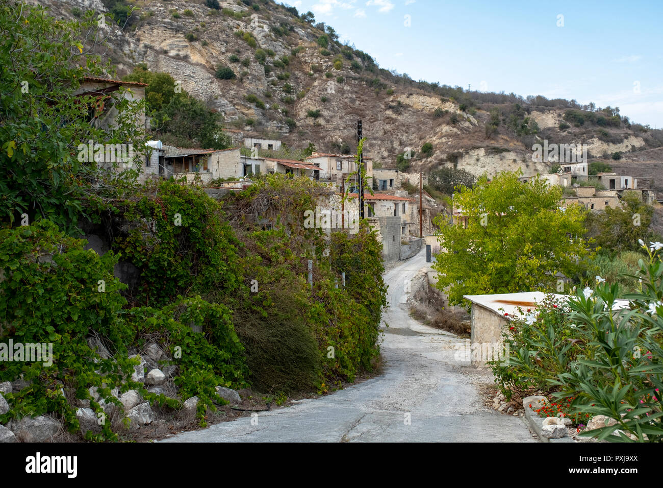Kato Theletra oder Alte Theletra. Das Dorf wurde von seinen Bewohnern, die weiter oben am Hang verlegt nach einem Erdbeben Erdrutsch verursacht aufgegeben. Stockfoto