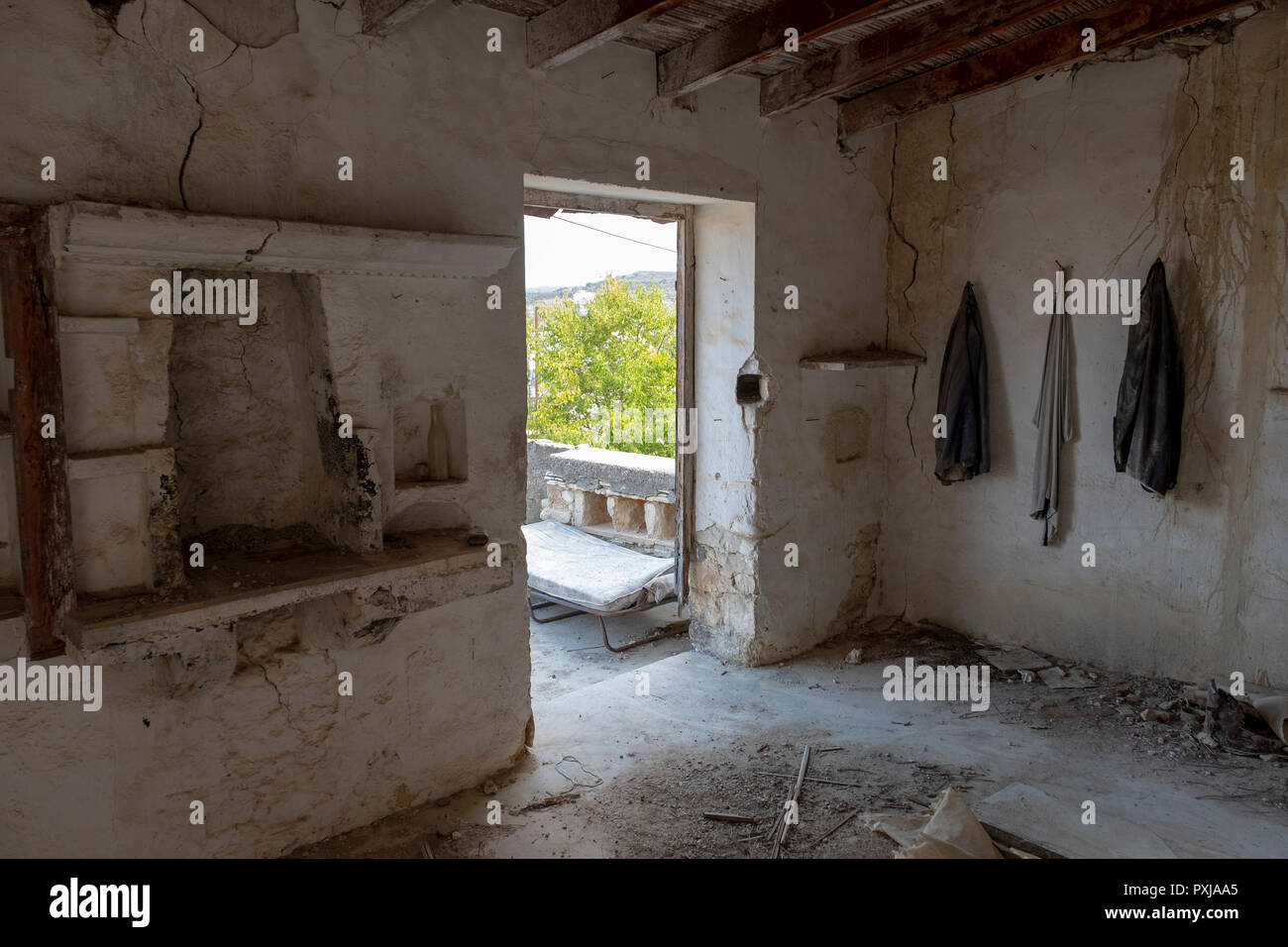 Kato Theletra oder Alte Theletra. Das Dorf wurde von seinen Bewohnern, die weiter oben am Hang verlegt nach einem Erdbeben Erdrutsch verursacht aufgegeben. Stockfoto