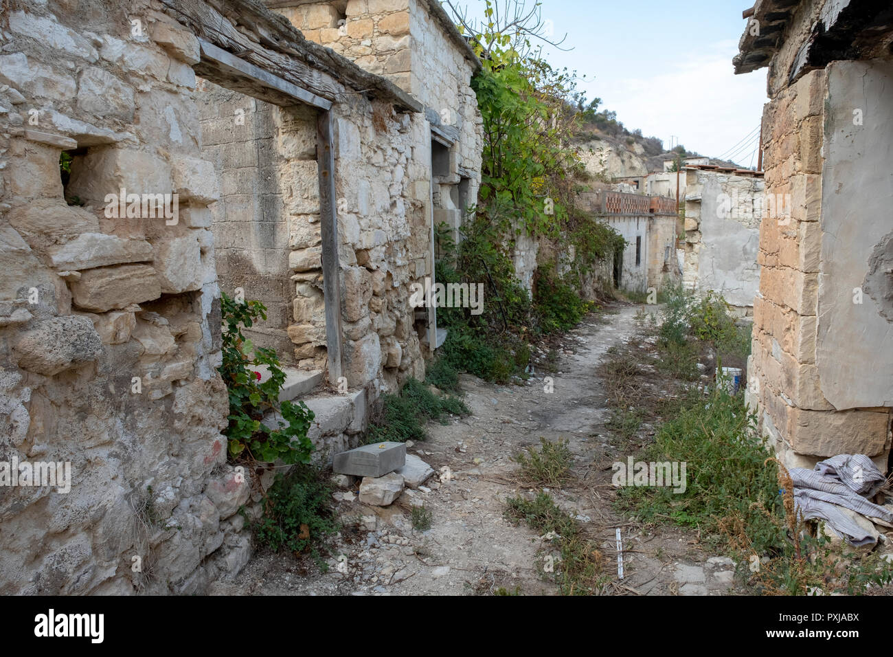 Kato Theletra oder Alte Theletra. Das Dorf wurde von seinen Bewohnern, die weiter oben am Hang verlegt nach einem Erdbeben Erdrutsch verursacht aufgegeben. Stockfoto
