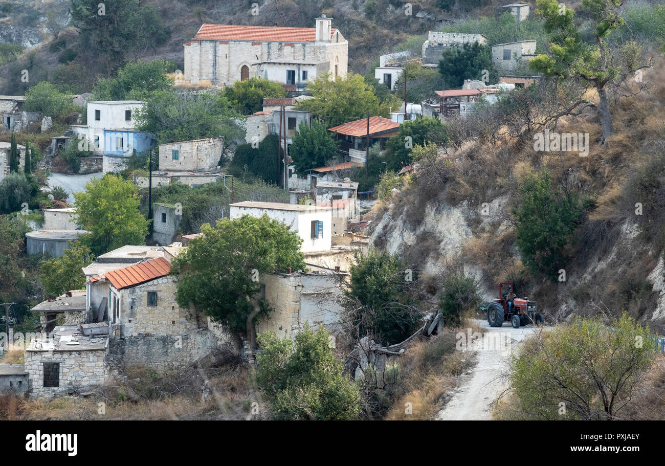 Kato Theletra oder Alte Theletra. Das Dorf wurde von seinen Bewohnern, die weiter oben am Hang verlegt nach einem Erdbeben Erdrutsch verursacht aufgegeben. Stockfoto