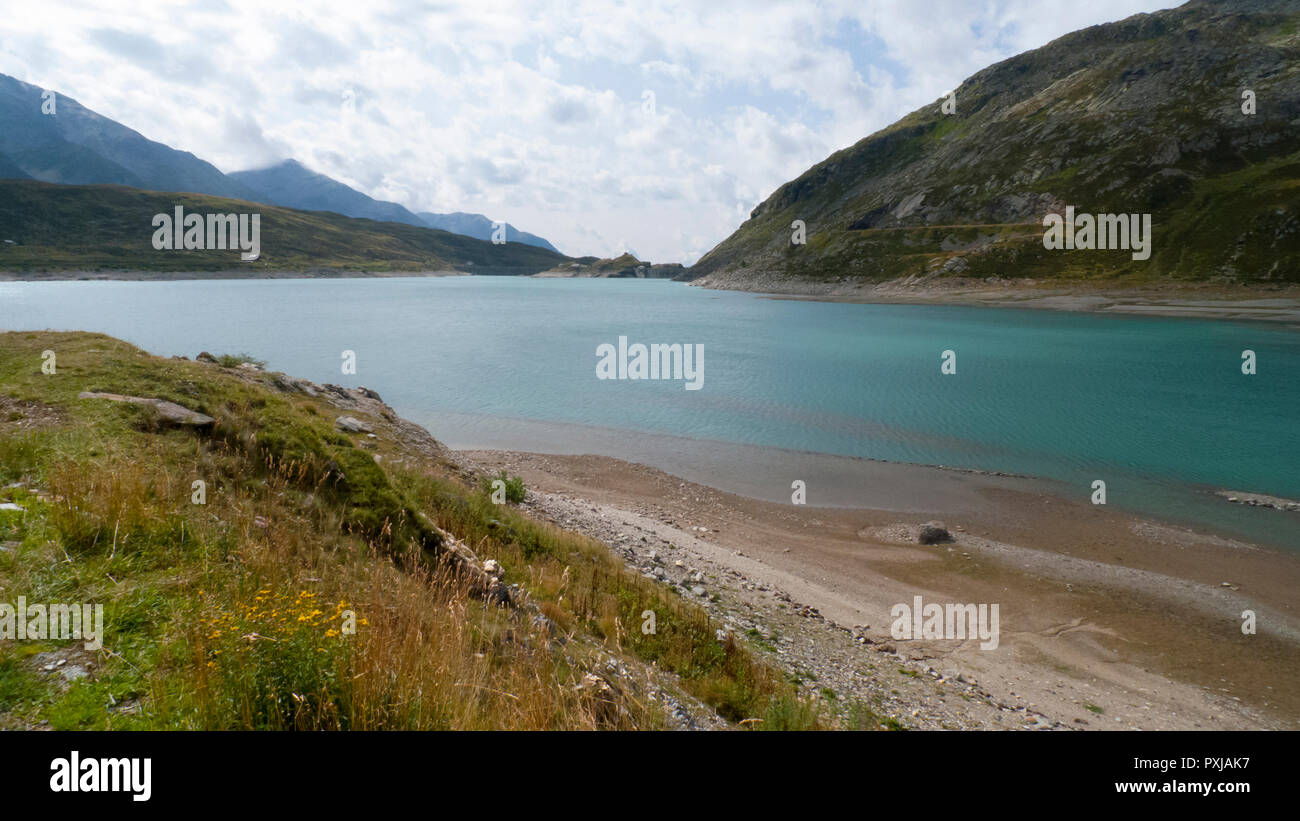 Splügenpass mit dem Stausee Monte Spluga und umliegenden Bergen im Sommer Stockfoto