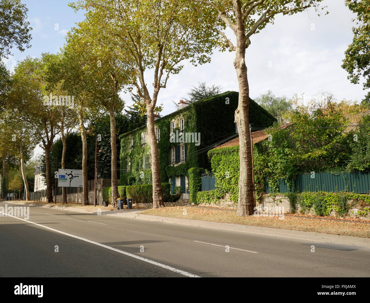 AJAXNETPHOTO. LOUVECIENNES, Frankreich. - PISSARRO HAUS - der Efeu bedeckt HAUS UND STUDIO (Mitte) aus dem 19. Jahrhundert französischer impressionistischer Maler und Künstler Camille Pissarro AUF DER ALTEN ROUTE DE VERSAILLES, jetzt genannt ROUTE DE St. Germain. Foto: Jonathan Eastland/AJAX REF: GX8 181909 395 Stockfoto