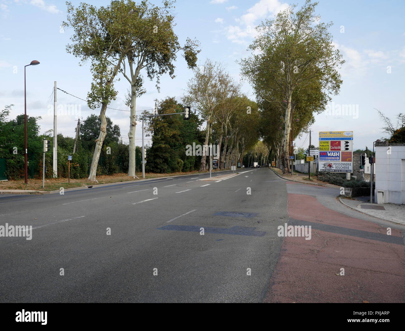 AJAXNETPHOTO. LOUVECIENNES, Frankreich. - Alte ROUTE - ROUTE DE ST. GERMAIN SUCHE bergab in Richtung PORT MARLY UND BOUGIVAL, einmal AUSGEWIESENEN ROUTE DE VERSAILLES, ein ÖLGEMÄLDE von 19. Jahrhundert impressionistische Künstler wie Alfred Sisley, Camille Pissarro und Pierre - Auguste Renoir. Foto: Jonathan Eastland REF: GX8 181909 384 Stockfoto