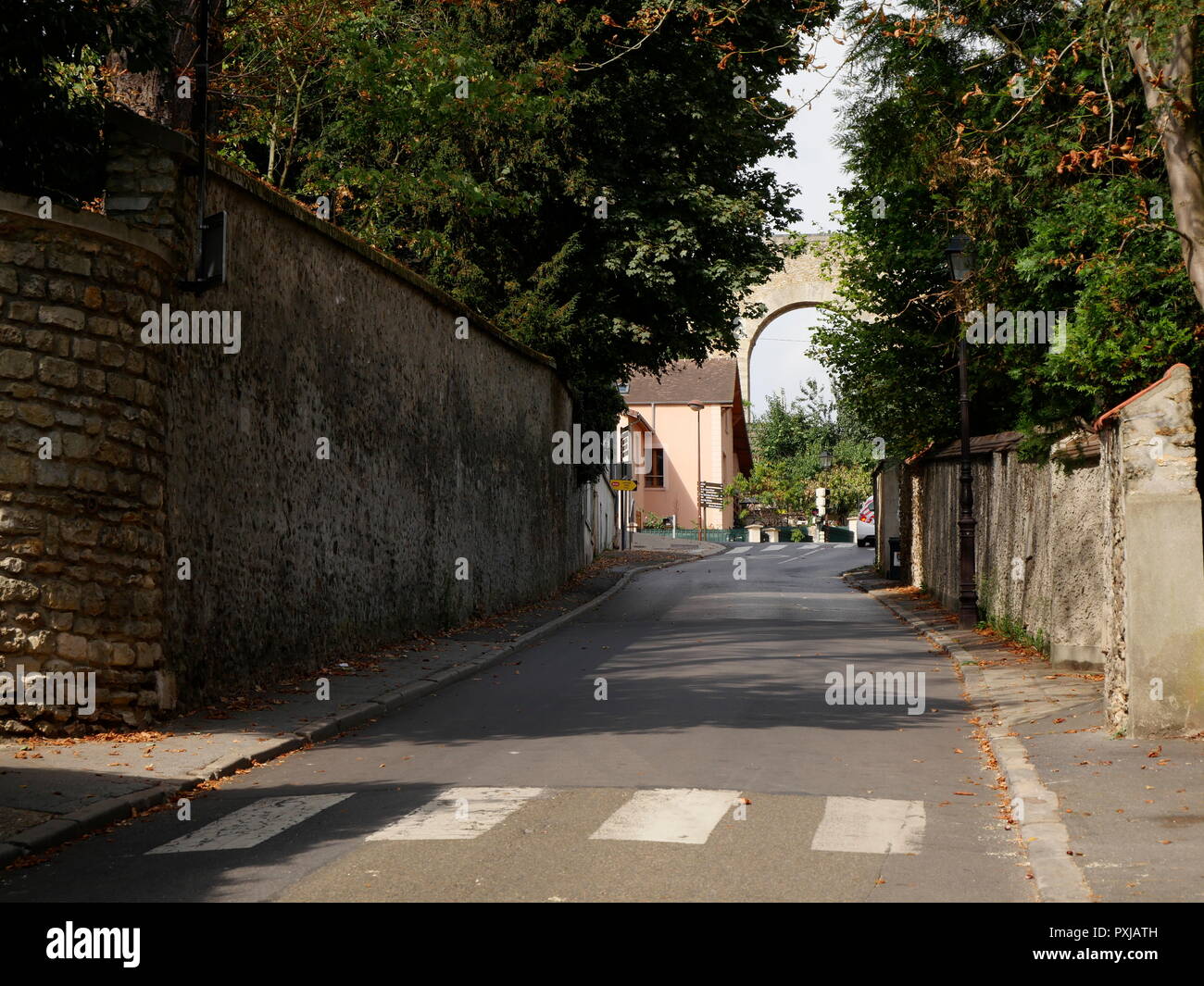 AJAXNETPHOTO. LOUVECIENNES, Frankreich. - Blick auf das Aquädukt DE MARLY VON DER STRASSE ZUM DORF ZENTRUM. Foto: Jonathan Eastland/AJAX REF: GX8_181909_405 Stockfoto